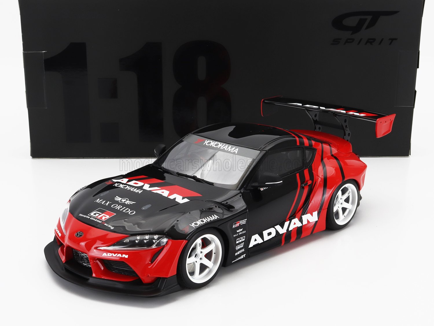 Modelo Toyota Supra a escala 1:18 fabricado en metal fundido con acabado Advan en negro y rojo, llantas blancas, disponible en Vroomi.