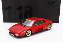 Coche modelo Koenig Ferrari a escala 1:18 en color rojo con ruedas doradas, presentado en una caja GT Spirit, disponible en Vroomi.