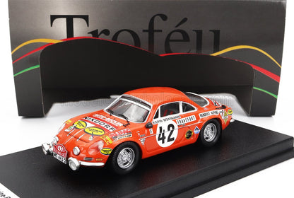 Modelo de coche alpine rojo 42 con adhesivos de carreras sobre un soporte negro, disponible en Vroomi.