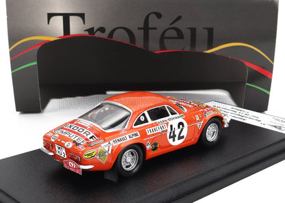 Coche Alpine Renault Alpine rojo número 42 con adhesivos de carreras expuesto en un soporte negro, disponible en Vroomi.