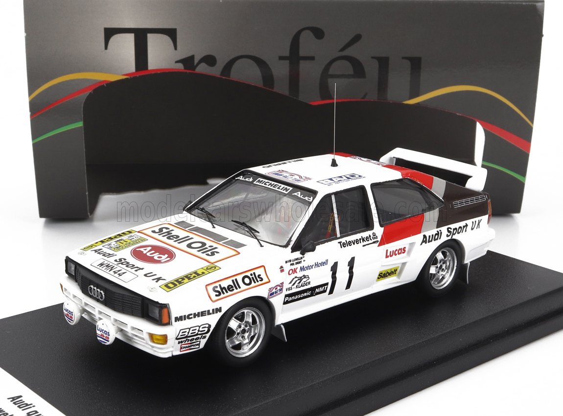 Modelo de coche de rally blanco Audi Sport UK con adhesivos Shell Oils, expuesto con la caja Troféu, disponible en Vroomi.