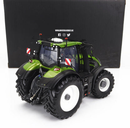 Modelo detallado de tractor ecológico a escala 1/18 con neumáticos grandes, presentado en una caja negra, disponible en Vroomi.