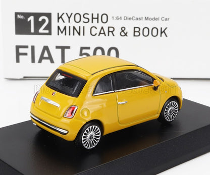 Coche modelo Fiat 500 de Kyosho a escala 1:64 en color amarillo, sobre un soporte negro con caja al fondo, disponible en Vroomi.