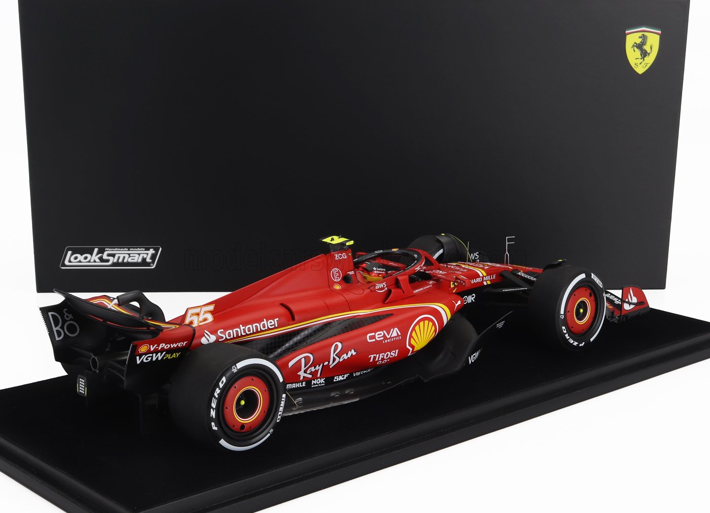 Modelo detallado de coche Ferrari F1 rojo con logotipos de patrocinadores sobre una base negra, disponible en la plataforma Vroomi.