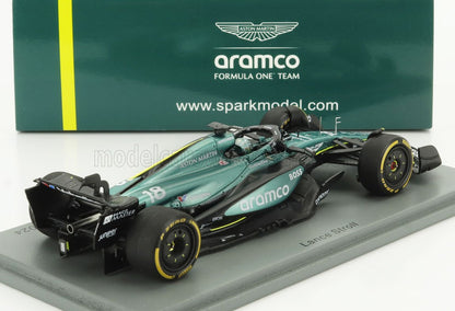 Modelo de coche de Fórmula 1 Aston Martin Aramco con los colores de Lance Stroll expuesto en un soporte, a la venta en Vroomi.