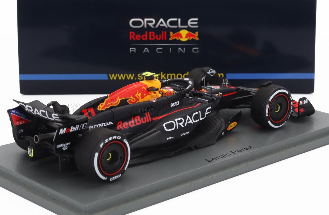Modelo de coche Oracle Red Bull Sergio Pérez con neumáticos Pirelli expuesto en un expositor disponible en Vroomi.