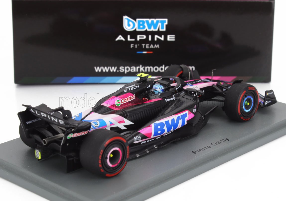 Coche modelo Pierre Gasly del equipo BWT Alpine en negro y rosa en plataforma de exposición, disponible en Vroomi.