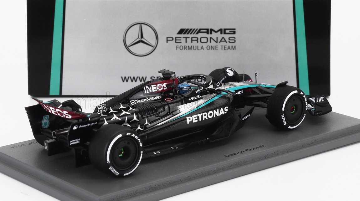 Maqueta a escala 1:43 del coche Mercedes AMG Petronas F1 pilotado por George Russell, expuesta en un expositor con la marca, ahora disponible en Vroomi.