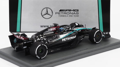 Maqueta a escala 1:43 del coche Mercedes AMG Petronas F1 pilotado por George Russell, expuesta en un expositor con la marca, ahora disponible en Vroomi.