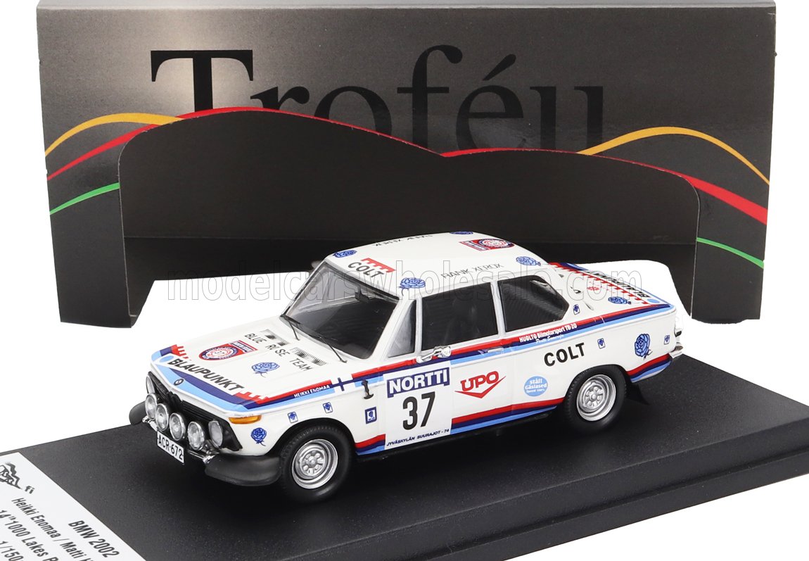 Modelo de coche de carreras BMW 2002 blanco con adhesivos de patrocinadores y el número 37, expuesto en un soporte negro, a la venta en Vroomi.