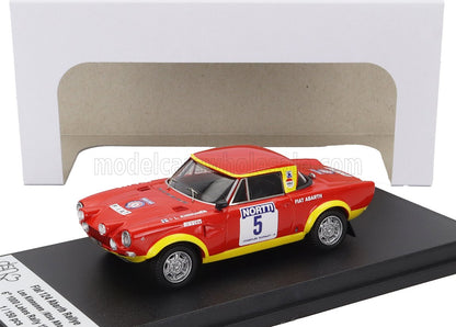 Modelo a escala del Fiat 124 Abarth Rally rojo y amarillo sobre un soporte negro, disponible en Vroomi.