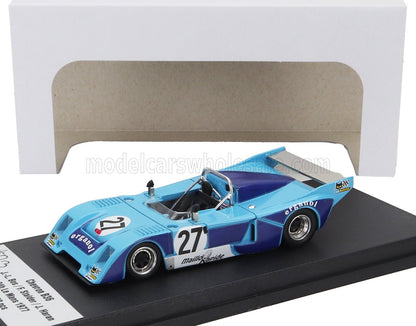 Modelo de coche de carreras Blue Chevron B36 con el número 27 sobre base negra disponible en Vroomi.