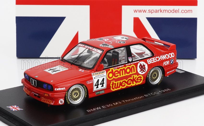 Coche de carreras BMW E30 M3 Thruxton BTCC 1988 rojo con adhesivos Demon Tweeks, disponible a través de Vroomi.