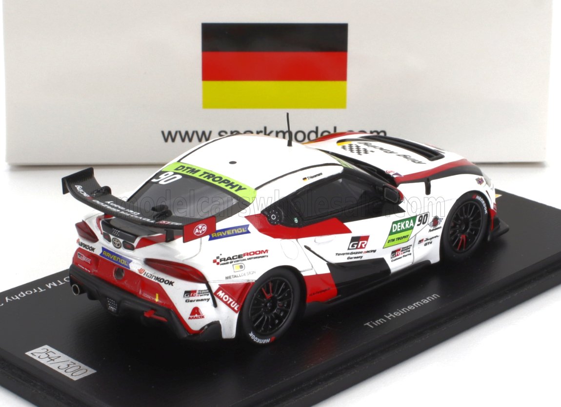 Coche de carreras Toyota GR blanco y rojo con diseño DTM Trophy sobre base de exposición, disponible en Vroomi.