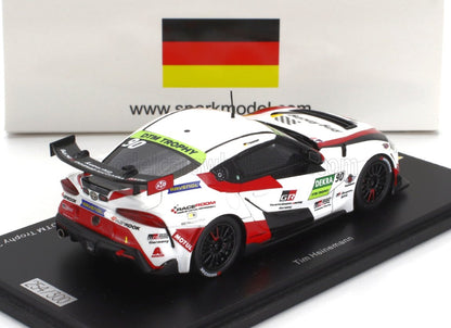 Coche de carreras Toyota GR blanco y rojo con diseño DTM Trophy sobre base de exposición, disponible en Vroomi.