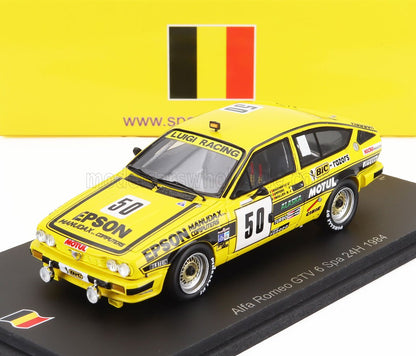 Modelo de coche de carreras Alfa Romeo GTV 6 amarillo con adhesivos de carreras sobre base negra, disponible en Vroomi.