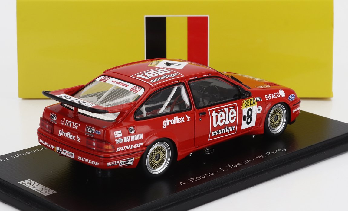 Coche de carreras Ford rojo con adhesivos «tele moustique» y el número 8, expuesto con la bandera belga, disponible en Vroomi.