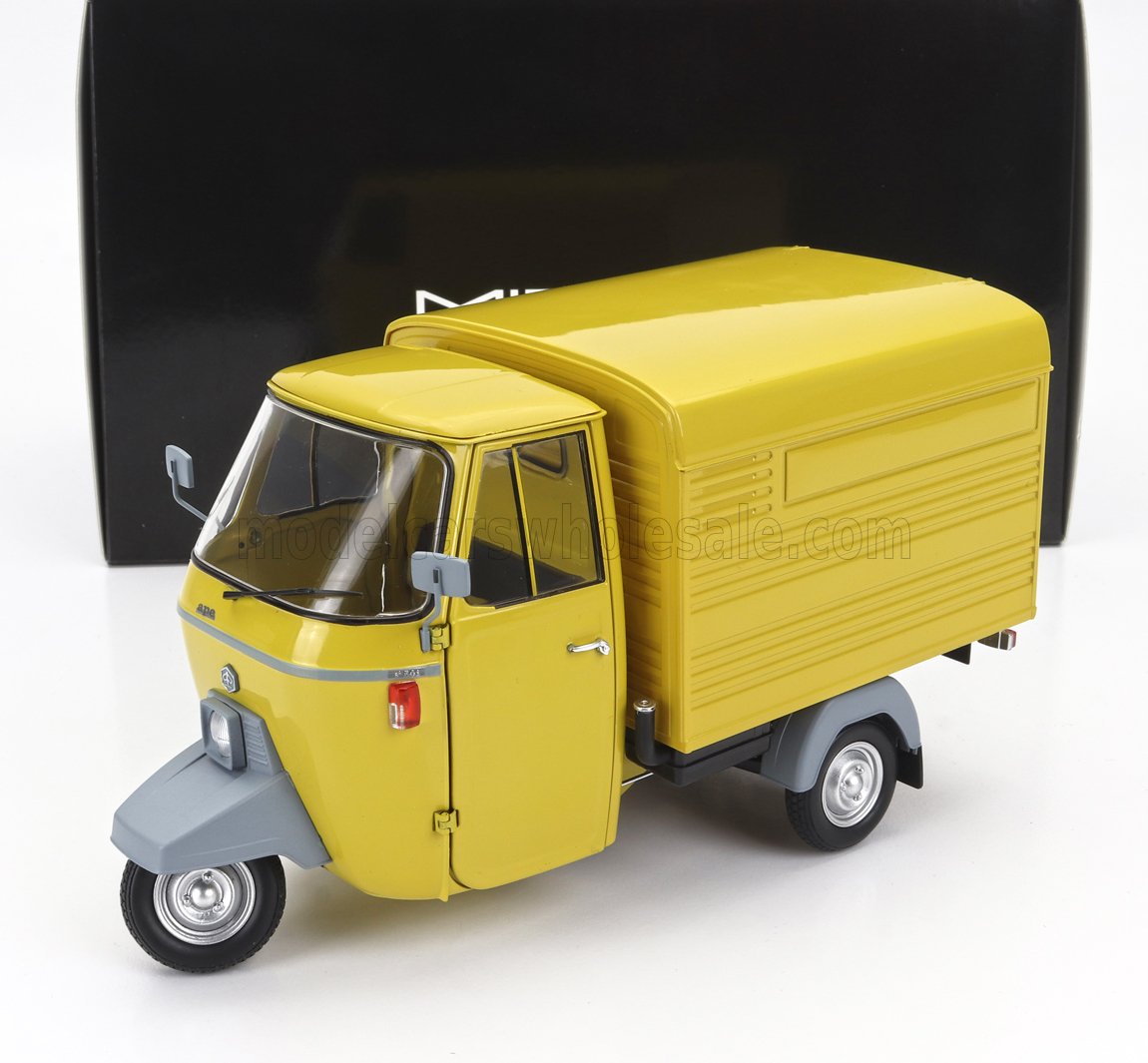 Modelo detallado de furgoneta de reparto Piaggio Ape de tres ruedas en color amarillo con fondo negro, vendido en Vroomi.