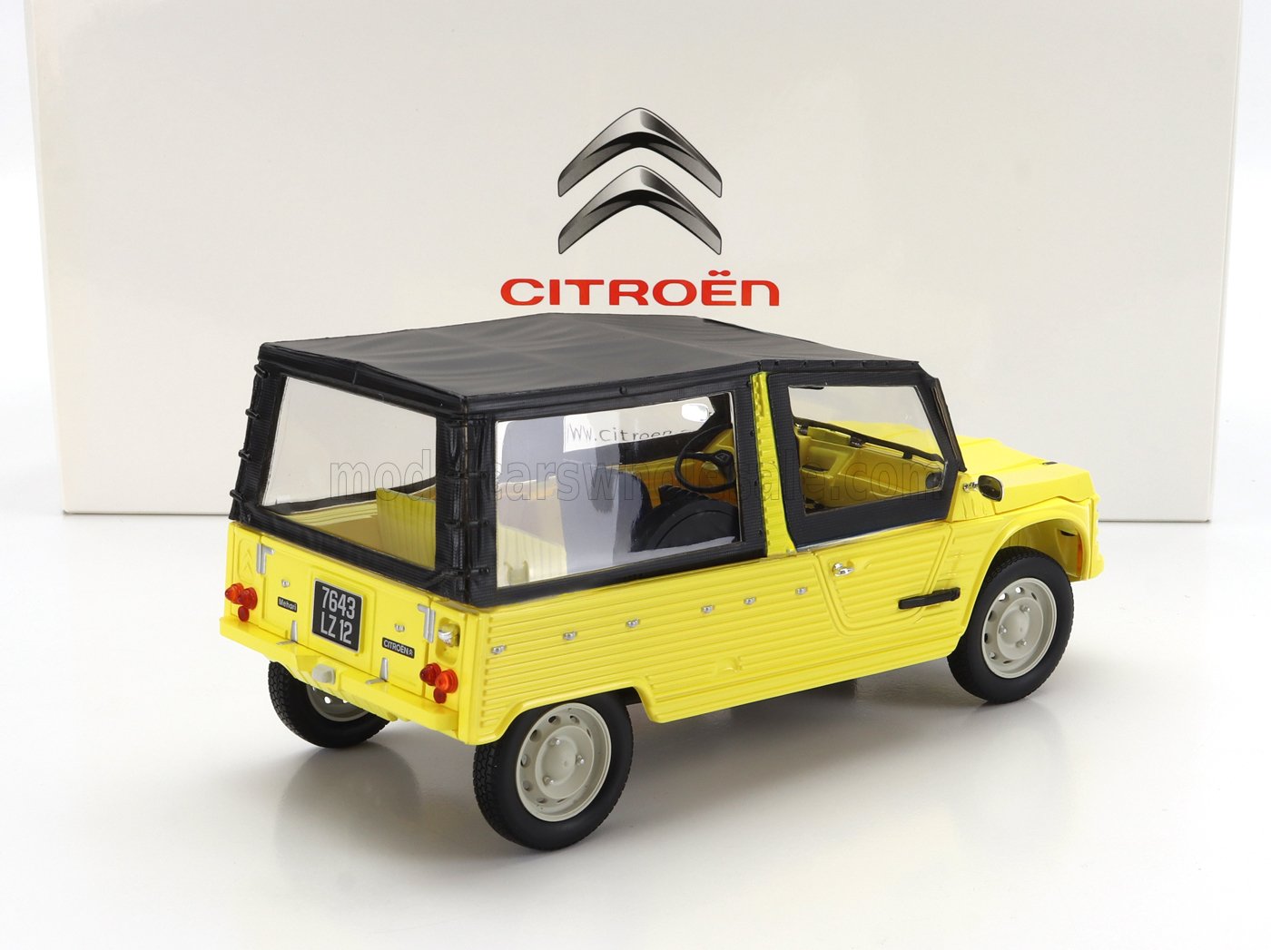 Modelo Citroën Méhari amarillo con capota blanda negra, diseño detallado, con el logotipo de Citroën, a la venta en Vroomi.