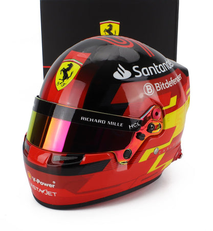 Casco de carreras Ferrari rojo y negro con logotipos de patrocinadores, visera reflectante y gráfico amarillo, disponible en Vroomi.