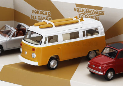 Coche modelo Volkswagen T3 Combi amarillo y blanco con tablas de surf, expuesto junto a modelos de coches clásicos, ofrecido a través de Vroomi.