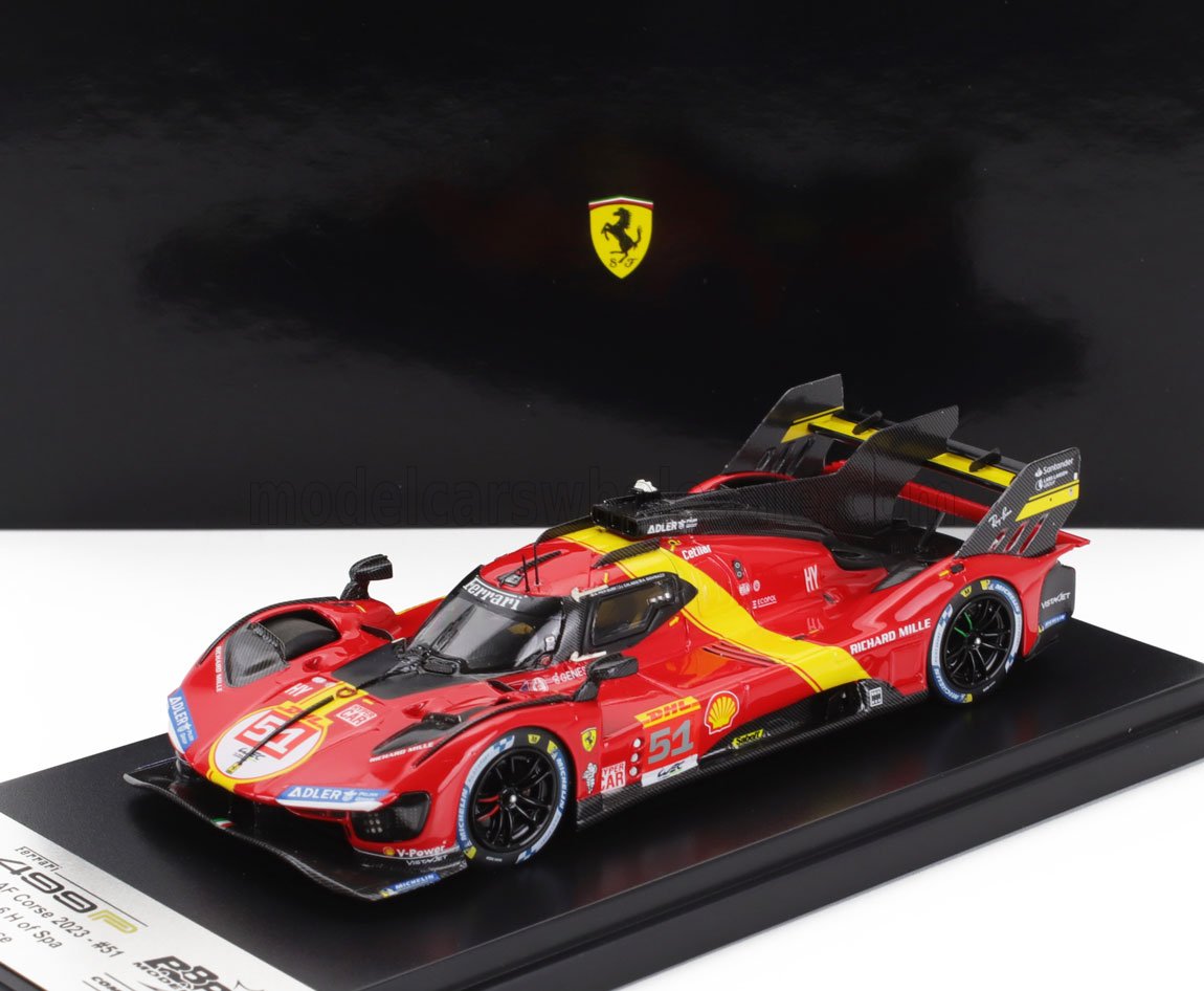 Coche de carreras Ferrari rojo a escala 1/18 con detalles en amarillo, pieza de colección disponible en línea.