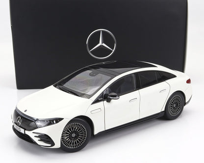 Modelo de coche Mercedes EQS blanco con techo negro y ruedas detalladas, expuesto con un fondo con la marca, ofrecido en Vroomi.