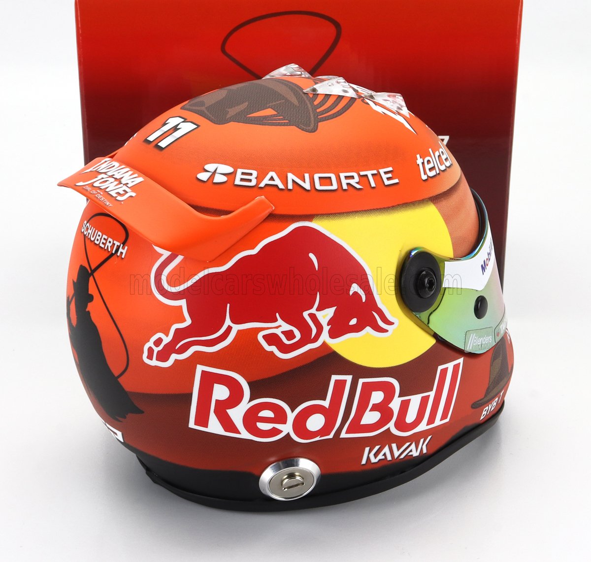 Casco Red Bull con diseño naranja y amarillo y logotipos de patrocinadores, disponible en Vroomi.