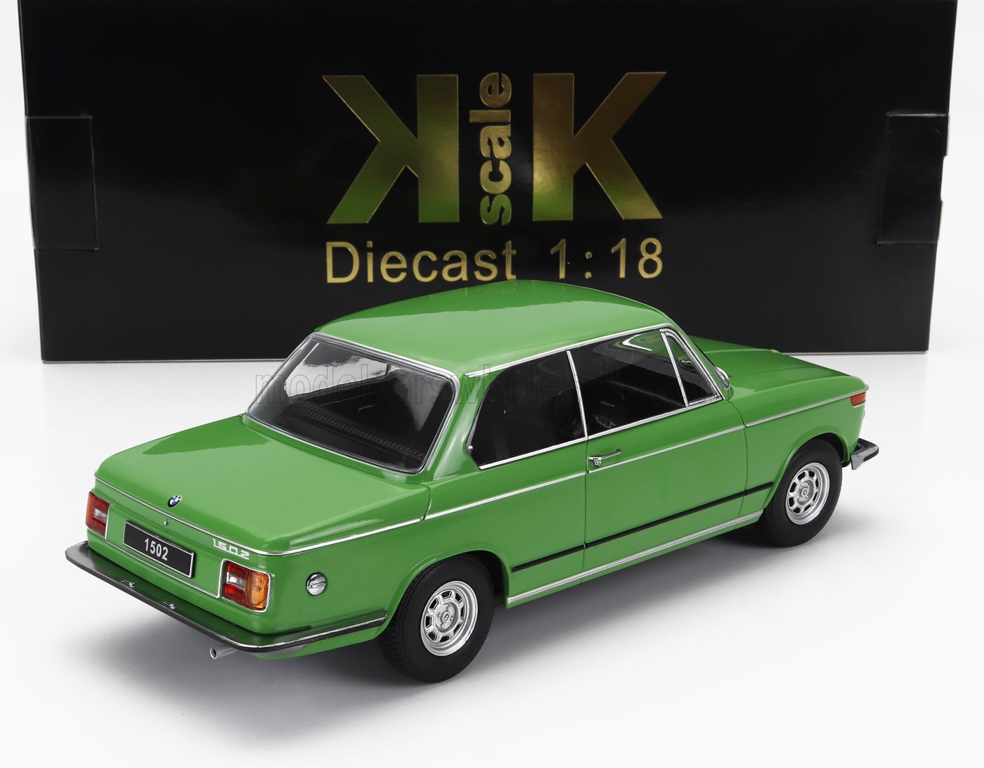 Coche en miniatura BMW 1502 verde a escala 1:18 con embalaje K-K Scale, ofrecido a través de Vroomi.