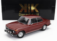 Maqueta a escala 1:18 de un BMW 2002 tii de color granate con interior negro, expuesta delante del embalaje de KK Scale, disponible en Vroomi.