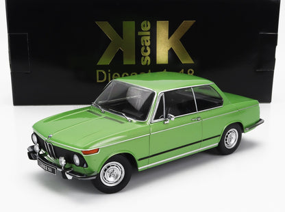 Coche de juguete BMW 2002 tii verde a escala 1:18 con caja KK Scale negra y dorada, disponible en Vroomi.