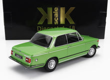 Coche clásico BMW 2002tii verde a escala 1:18 con fondo negro, disponible en Vroomi.