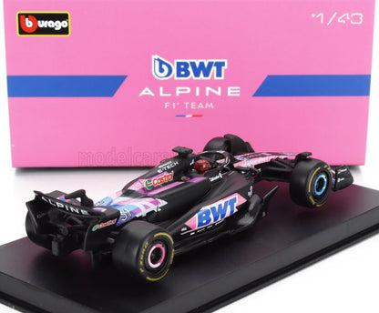 Maqueta de coche BWT Alpine a escala 1:43 con diseño rosa y negro en soporte de exposición, disponible en Vroomi.
