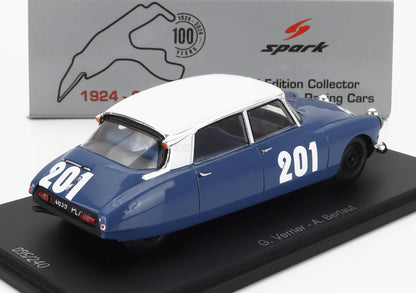 Modelo de coche de carreras vintage azul y blanco n.º 201 sobre base expositora con el logotipo de Spark 100 Years, disponible en Vroomi.