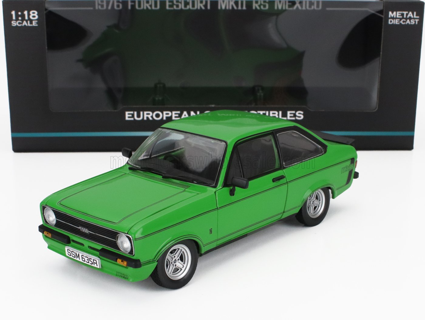 Coche de juguete a escala 1/18 verde Ford Escort MKII RS México de 1976 fabricado en metal fundido con embalaje, disponible en Vroomi.