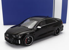 Coche a escala 1/18 Audi RS3 negro con llantas detalladas y diseño deportivo disponible en Vroomi.
