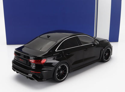 Maqueta de coche Audi RS3 negro a escala 1/18 con diseño detallado, presentada en una caja azul, disponible en Vroomi.