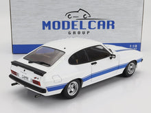Coche de juguete a escala 1:18 del Ford Capri RS 3.0 blanco con rayas azules, disponible en Vroomi.