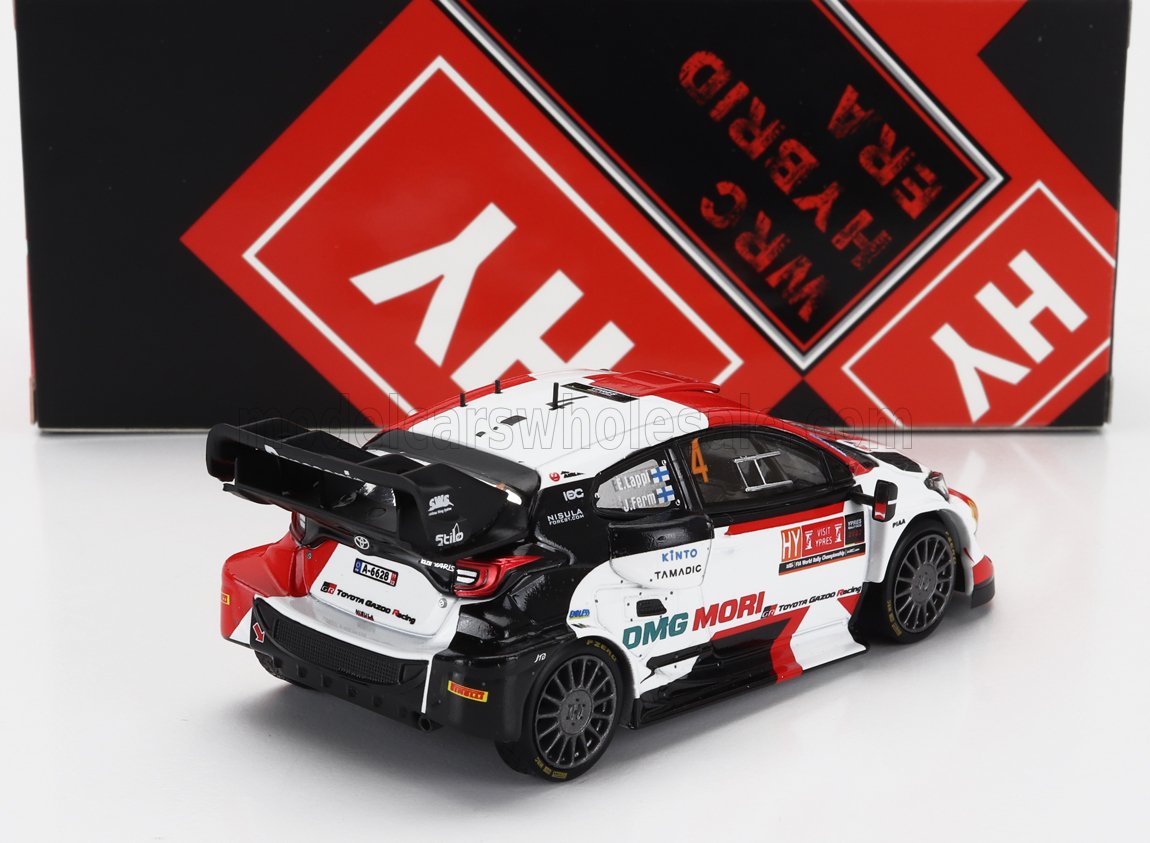 Maqueta a escala del coche de rally Toyota Gazoo Racing con decoración detallada, disponible a través de Vroomi.