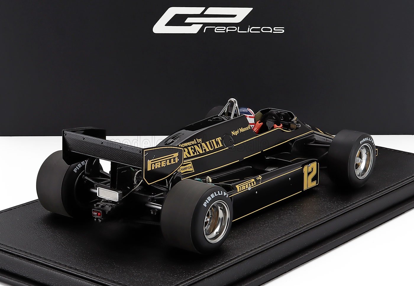 Modelo de coche Lotus Fórmula 1 a escala 1/18 en negro y dorado con los logotipos de Renault y Pirelli, ya disponible en Vroomi.
