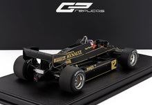 Modelo de coche Lotus Fórmula 1 a escala 1/18 en negro y dorado con los logotipos de Renault y Pirelli, ya disponible en Vroomi.