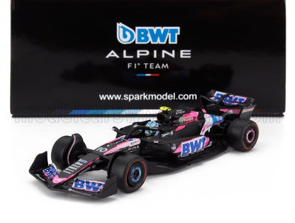 Coche modelo BWT Alpine con decoración rosa y negra, réplica detallada disponible en plataformas como Vroomi.