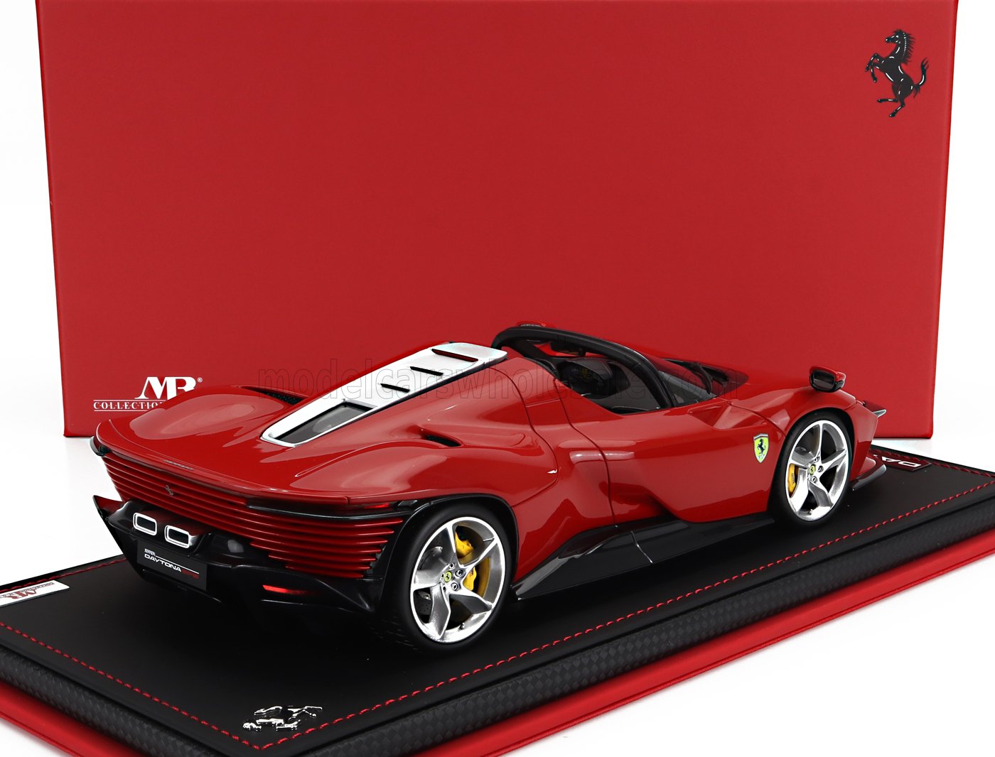 Modelo a escala 1/18 del superdeportivo Ferrari rojo con llantas plateadas, expositor de coleccionista, ya disponible en Vroomi.