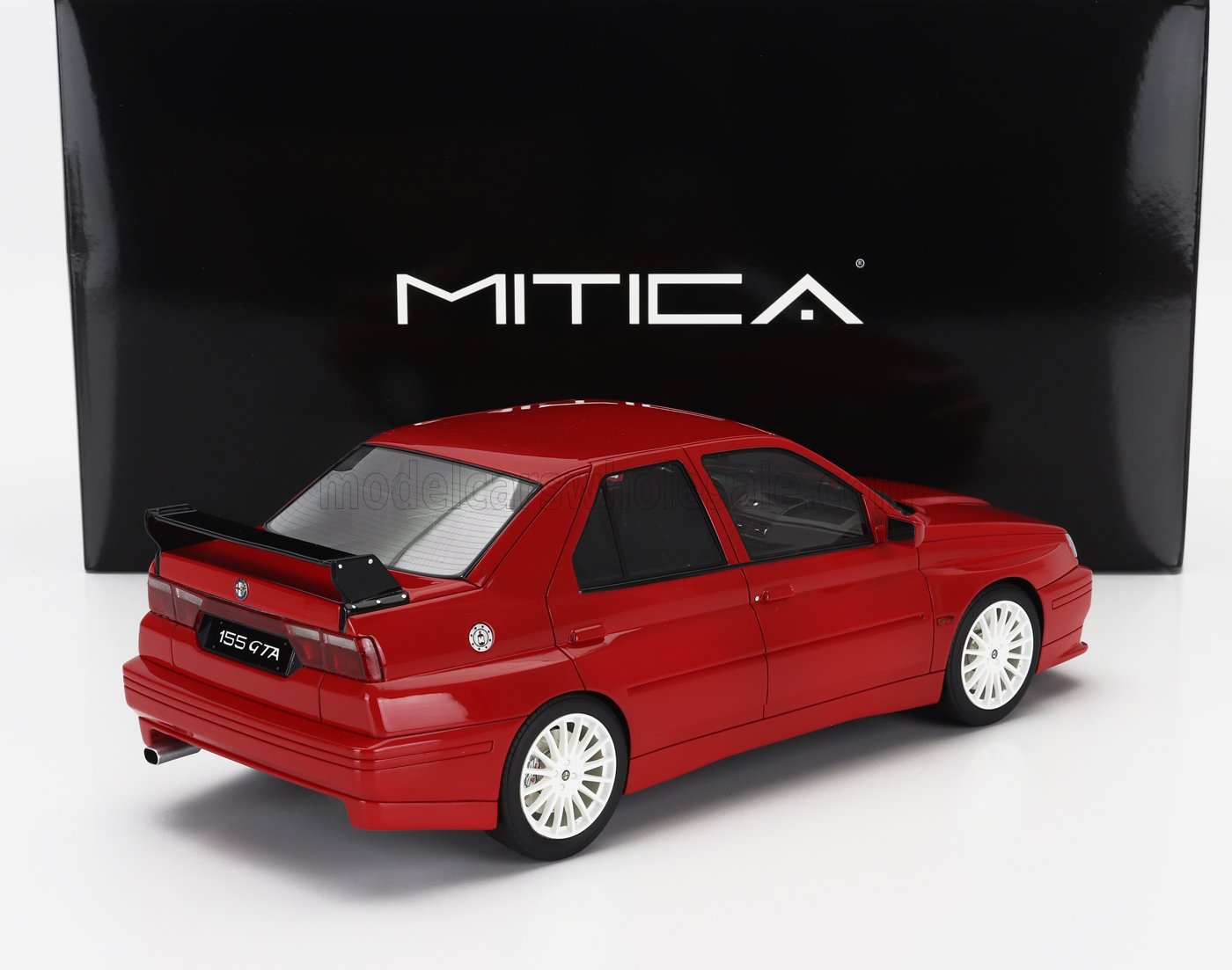 Maqueta de coche Alfa Romeo 155 GTA rojo con alerón trasero, ya disponible en Vroomi.