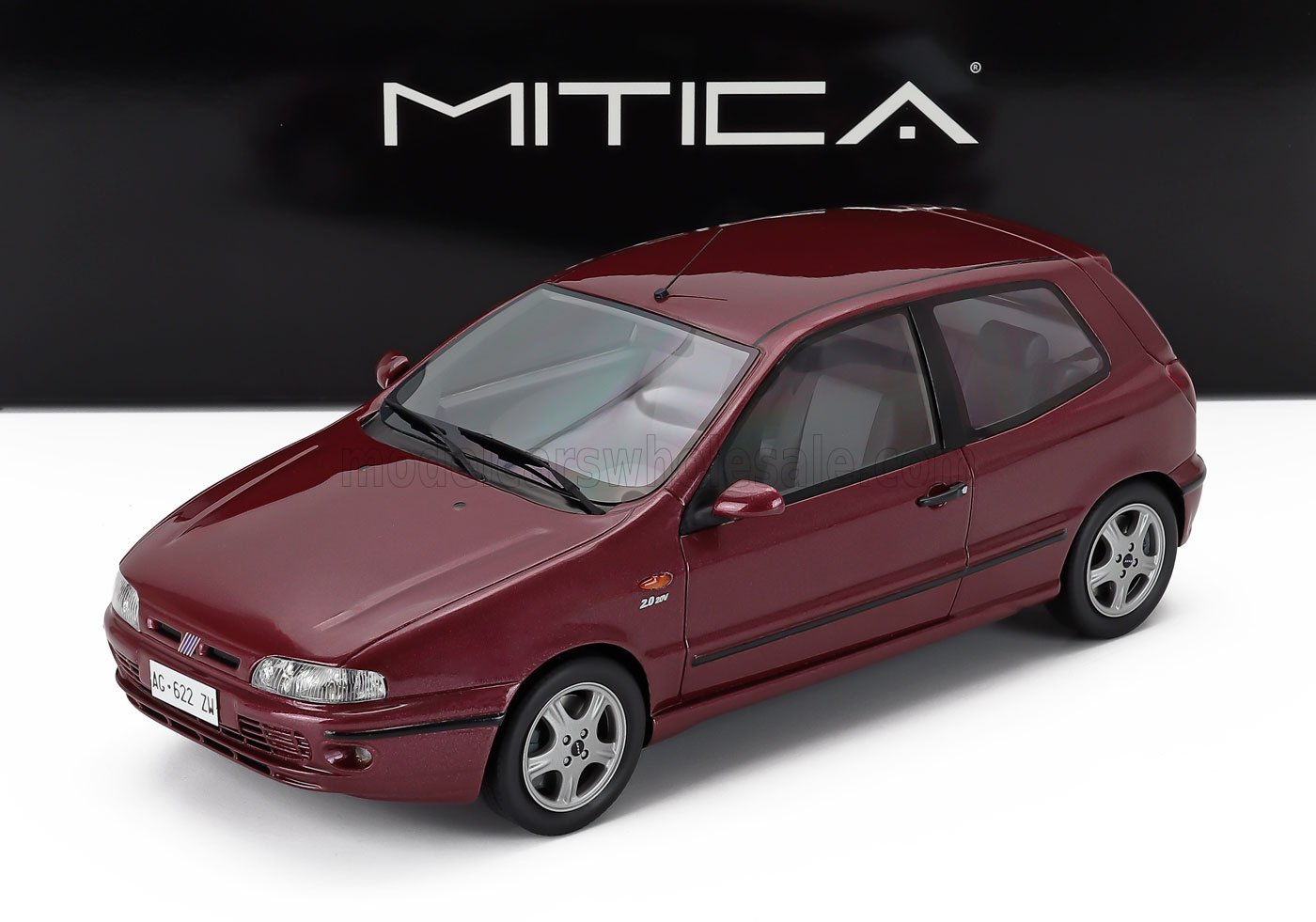 Coche a escala 1:18 de Burgundy, hatchback de tres puertas, disponible para coleccionistas en Vroomi.