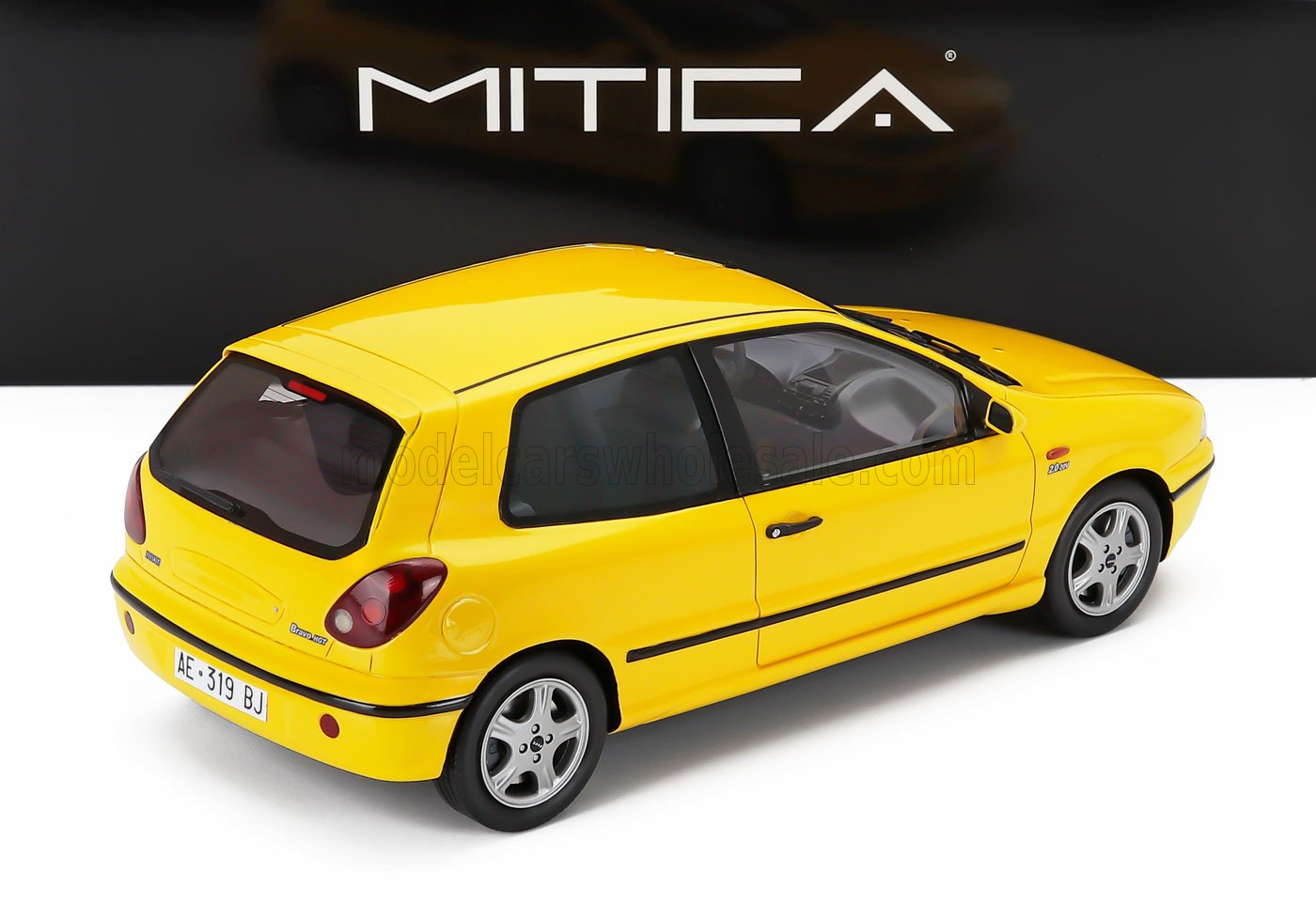 Maqueta a escala de coche hatchback amarillo, tres puertas, disponible para coleccionistas en línea.