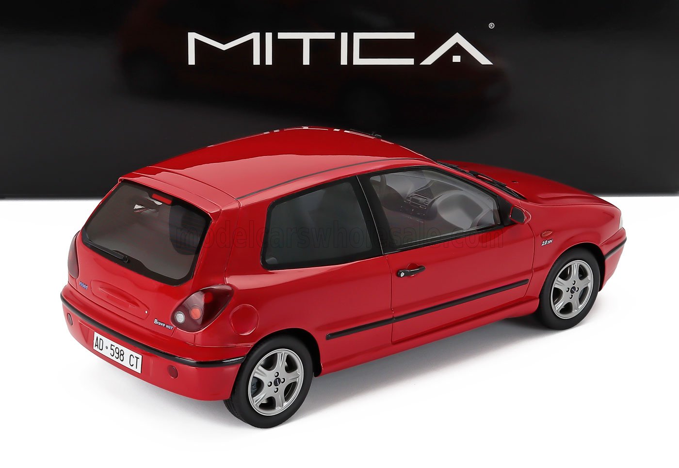 Coche en miniatura rojo a escala 1:18, Fiat Bravo HGT, disponible para coleccionistas en Vroomi.