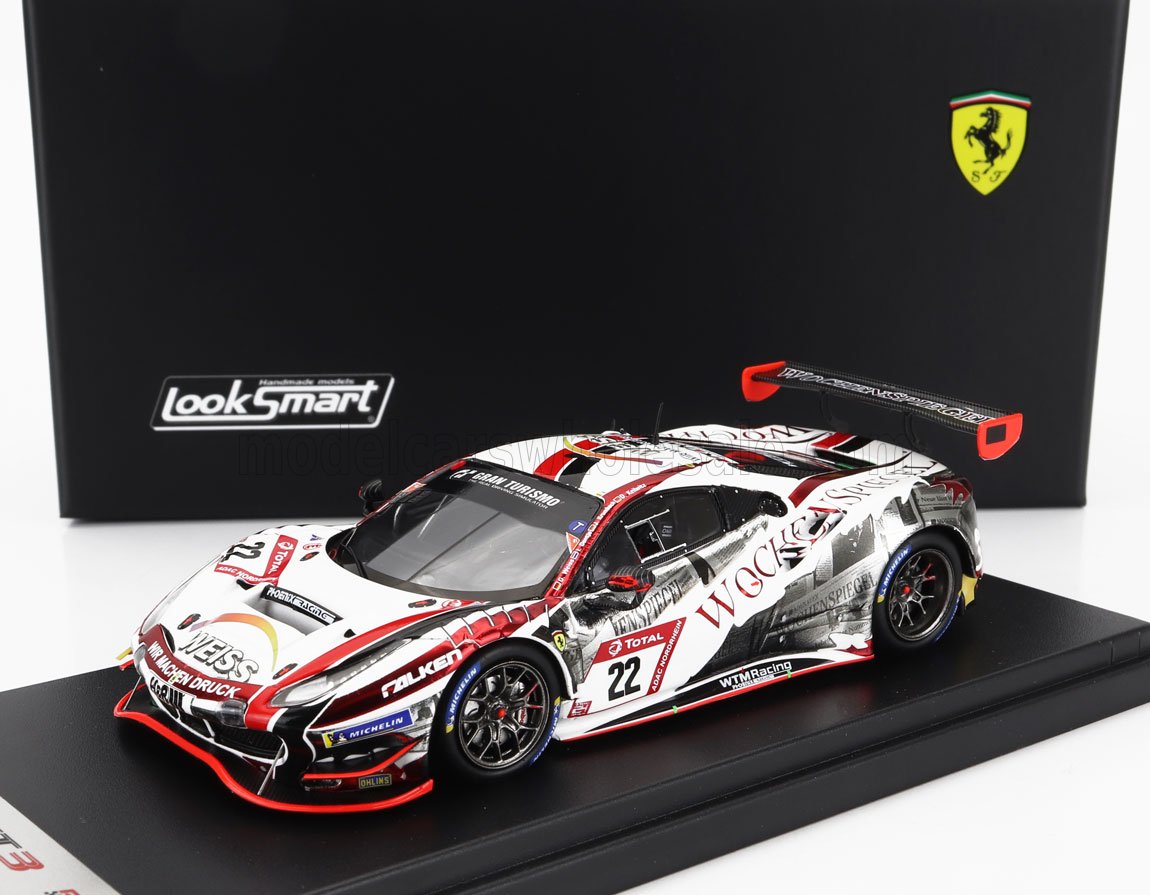 Modelo detallado de coche de carreras Ferrari con los colores de Wochenspiegel en un expositor, presentado en Vroomi.