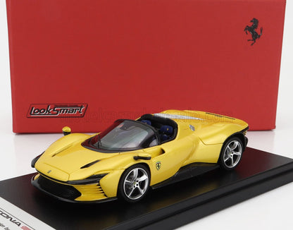 Coche modelo Ferrari SP38 amarillo sobre una base de exposición con caja LookSmart roja, presentado en Vroomi.