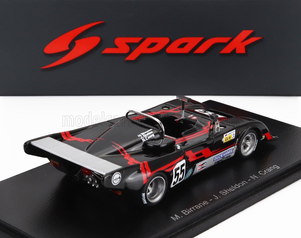 Coche Spark model negro y rojo con el número 55 en la plataforma de exposición, ofrecido en Vroomi.